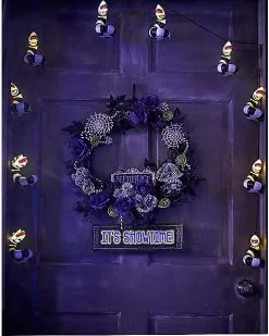 It's Showtime Wreath - Beetlejuice 7 It's Showtime Wreath - Beetlejuice -Halloween Store 01490465 c